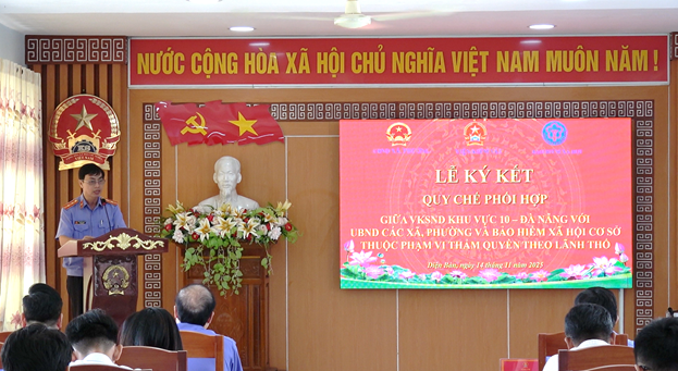 '''Ảnh có chứa văn bản, trang phục, trong nhà, tường
Nội dung do AI tạo ra có thể không chính xác.'''