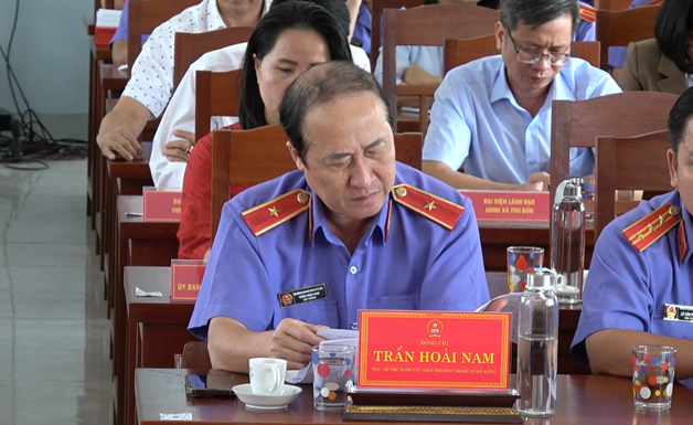 '''Ảnh có chứa người, Mặt người, trang phục, bàn
Nội dung do AI tạo ra có thể không chính xác.'''