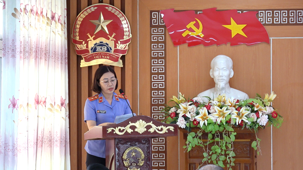 '''Ảnh có chứa trang phục, người, Thiết kế hoa cỏ, đền
Nội dung do AI tạo ra có thể không chính xác.'''