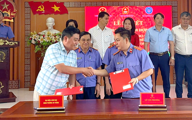 '''Ảnh có chứa trang phục, người, tường, trong nhà
Nội dung do AI tạo ra có thể không chính xác.'''