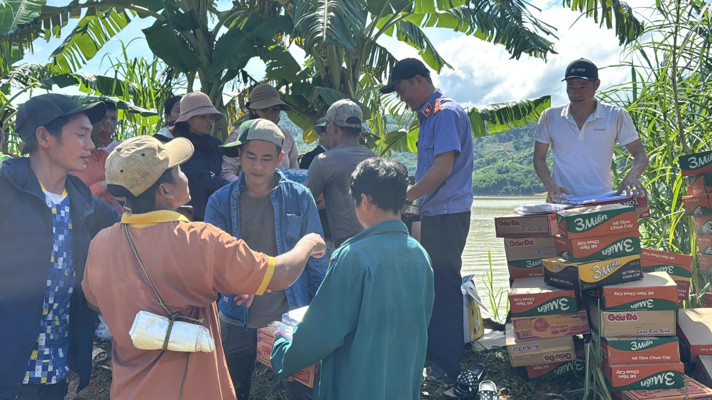 Description: D:\2025\báo cáo\Tin bài\ảnh tặng quà 3.jpg