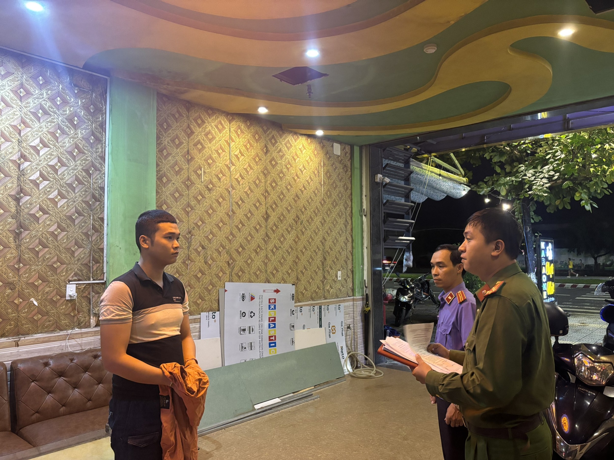 Viện Kiểm sát nhân dân khu vực 3 – Đà Nẵng phối hợp với Công an phường Thanh Khê đưa đối tượng đến nơi xác định địa điểm thực hiện hành vi sử dụng trái phép chất ma tuý