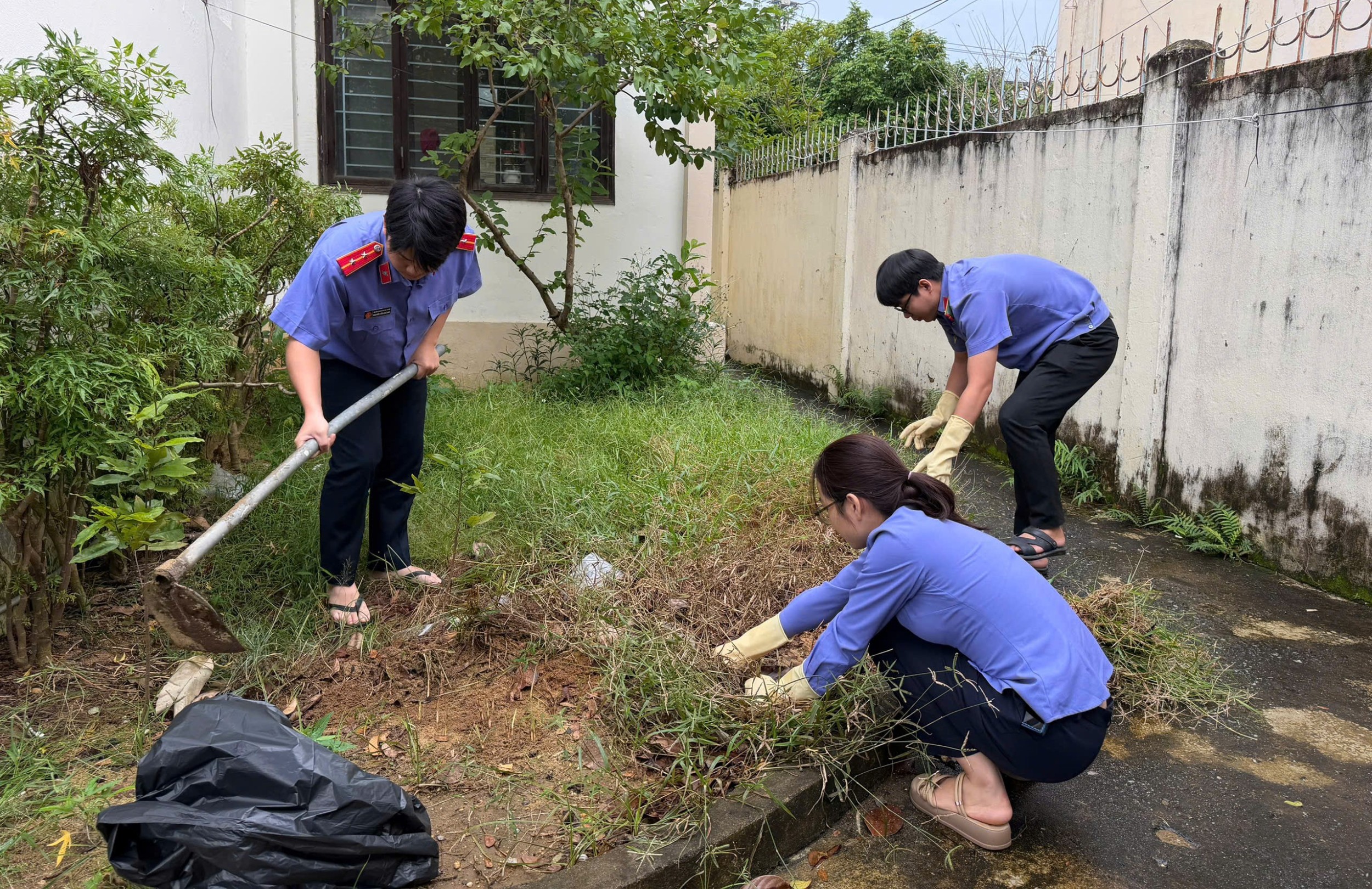 Tuổi trẻ Viện Kiểm sát nhân dân khu vực 2 – Đà Nẵng ra quân dọn vệ sinh nhà công vụ, lan tỏa nếp sống văn minh