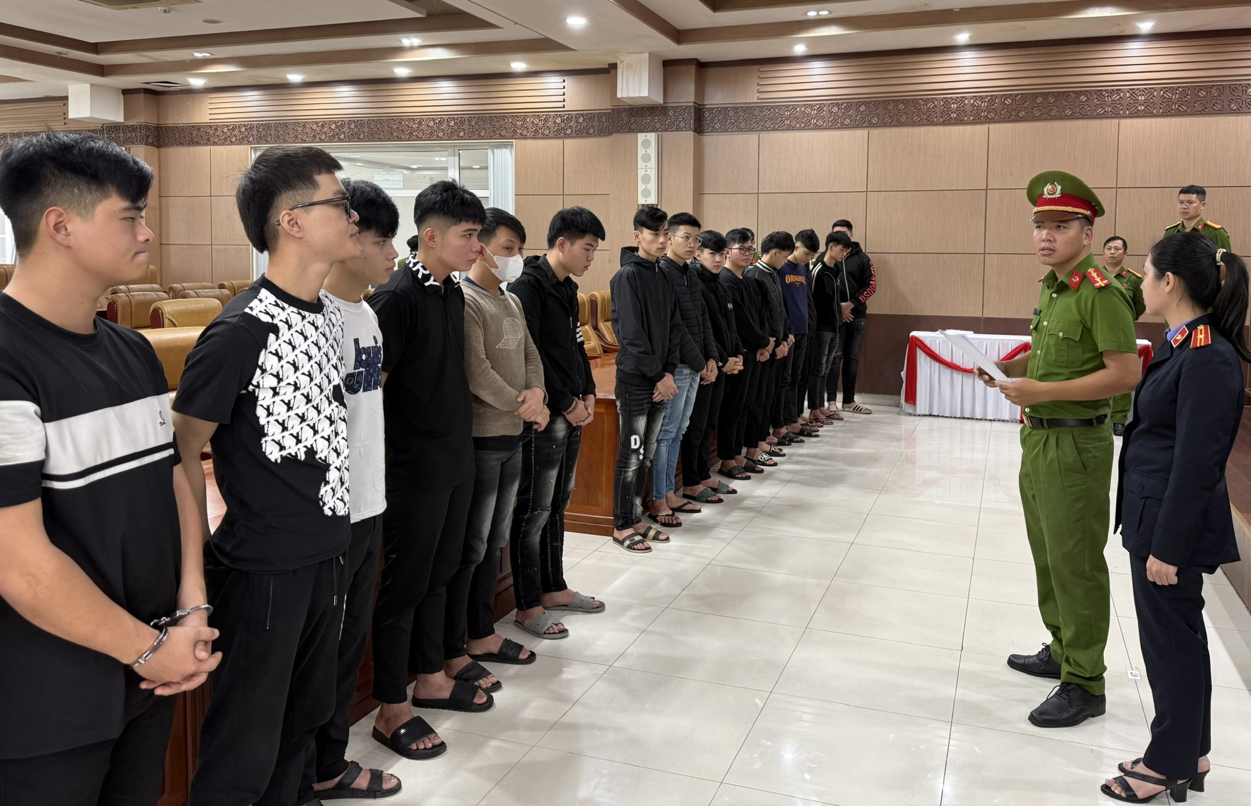 Viện kiểm sát nhân dân Khu vực 1 – Đà Nẵng kiểm sát việc tống đạt quyết định khởi tố 17 đối tượng trong vụ gây rối trật tự công cộng ngày 16/9/2025