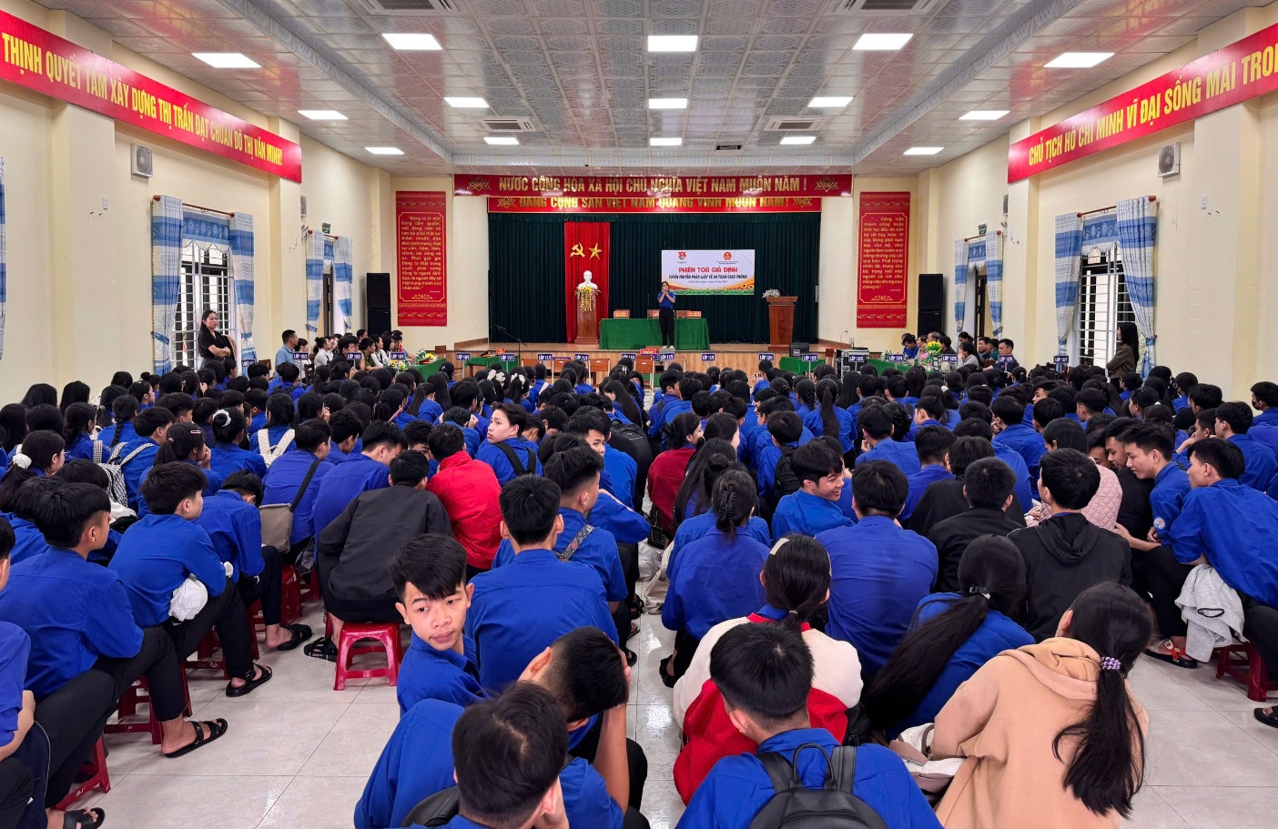 Chi đoàn VKSND Khu vực 7 - Đà Nẵng phối hợp với Đoàn Thanh niên  xã Chiên Đàn và Trường THPT Võ Nguyễn Giáp tổ chức phiên tòa  giả định tuyên truyền pháp luật về an toàn giao thông