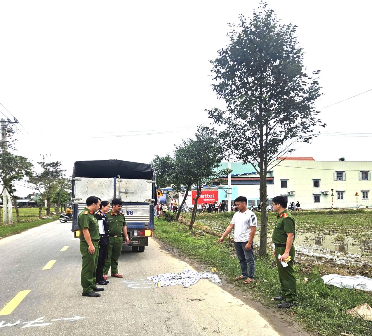 VKSND khu vực 11 kiểm sát dựng lại hiện trường tai nạn giao thông