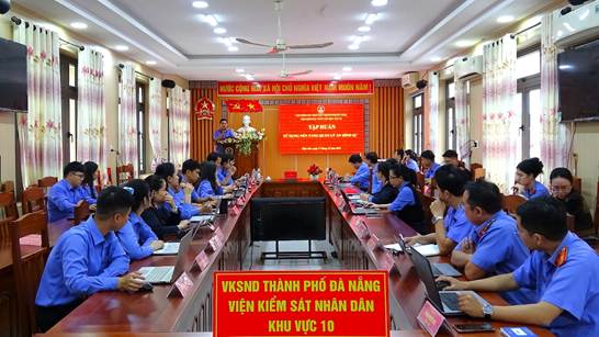 ''Ảnh có chứa trang phục, văn bản, người, trong nhà
Nội dung do AI tạo ra có thể không chính xác.''