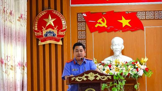 ''Ảnh có chứa trang phục, hoa, người, Mặt người
Nội dung do AI tạo ra có thể không chính xác.''