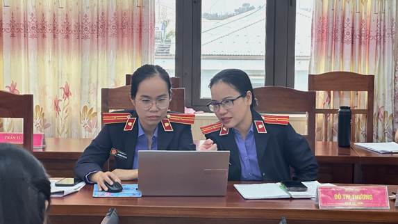 ''Ảnh có chứa người, trang phục, trong nhà, máy tính xách tay
Nội dung do AI tạo ra có thể không chính xác.''