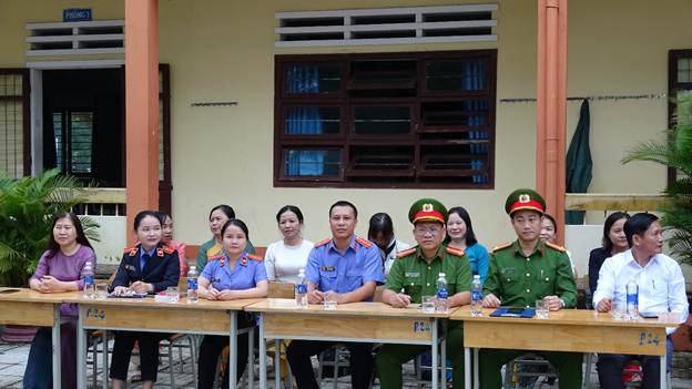 ''Ảnh có chứa trang phục, người, nhóm, tòa nhà

Nội dung do AI tạo ra có thể không chính xác.''