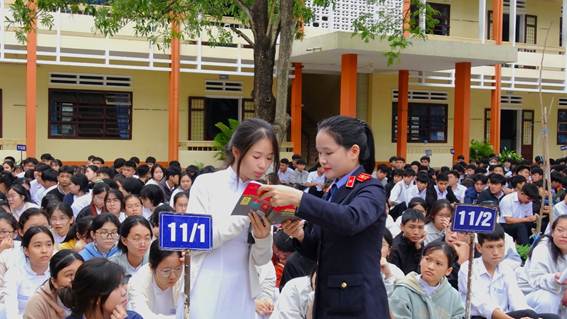 ''Ảnh có chứa trang phục, người, Mặt người, ngoài trời

Nội dung do AI tạo ra có thể không chính xác.''