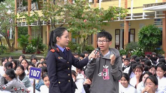 ''Ảnh có chứa trang phục, người, Mặt người, ngoài trời

Nội dung do AI tạo ra có thể không chính xác.''