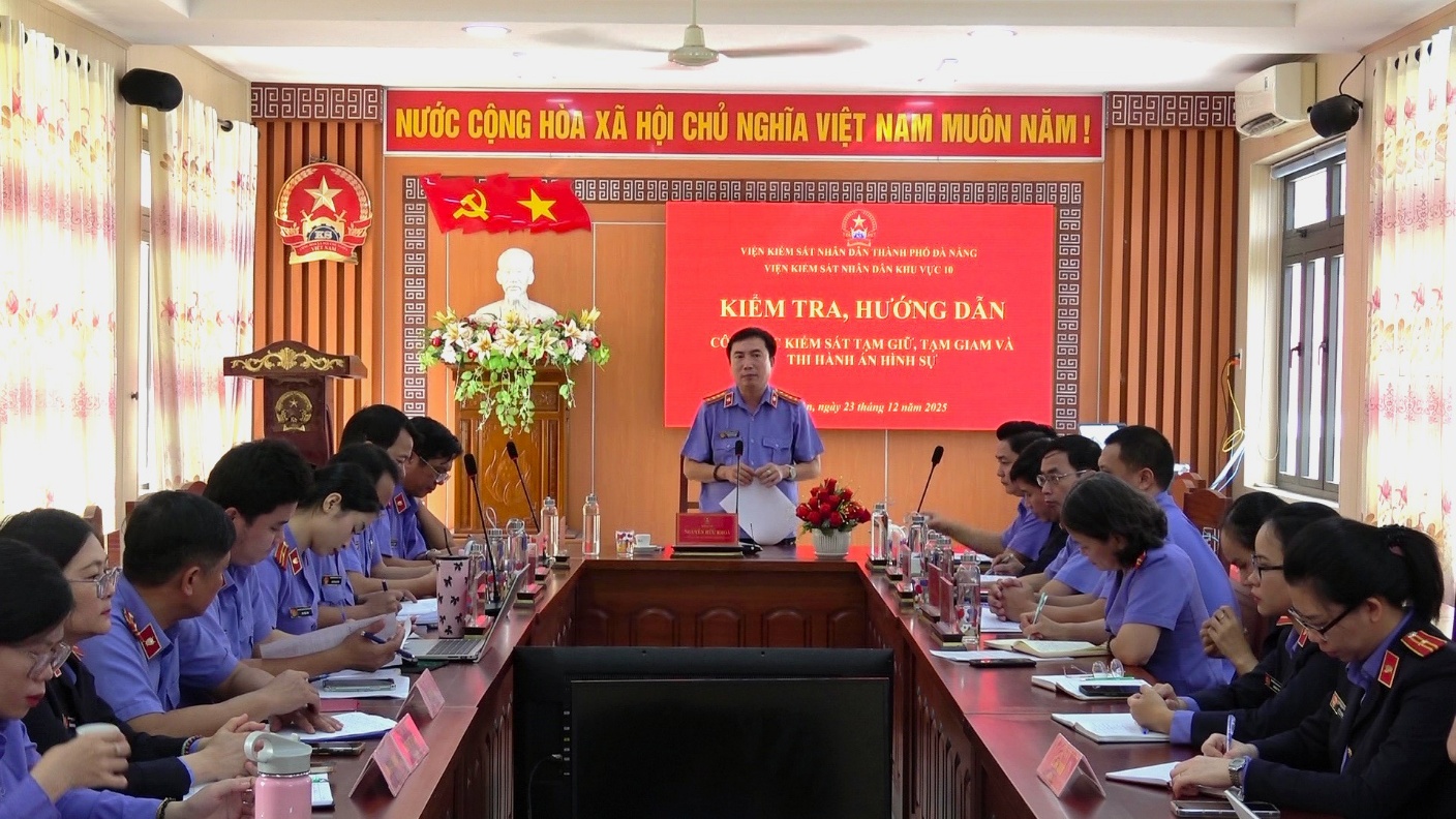 ''Ảnh có chứa văn bản, trang phục, người, trong nhà

Nội dung do AI tạo ra có thể không chính xác.''