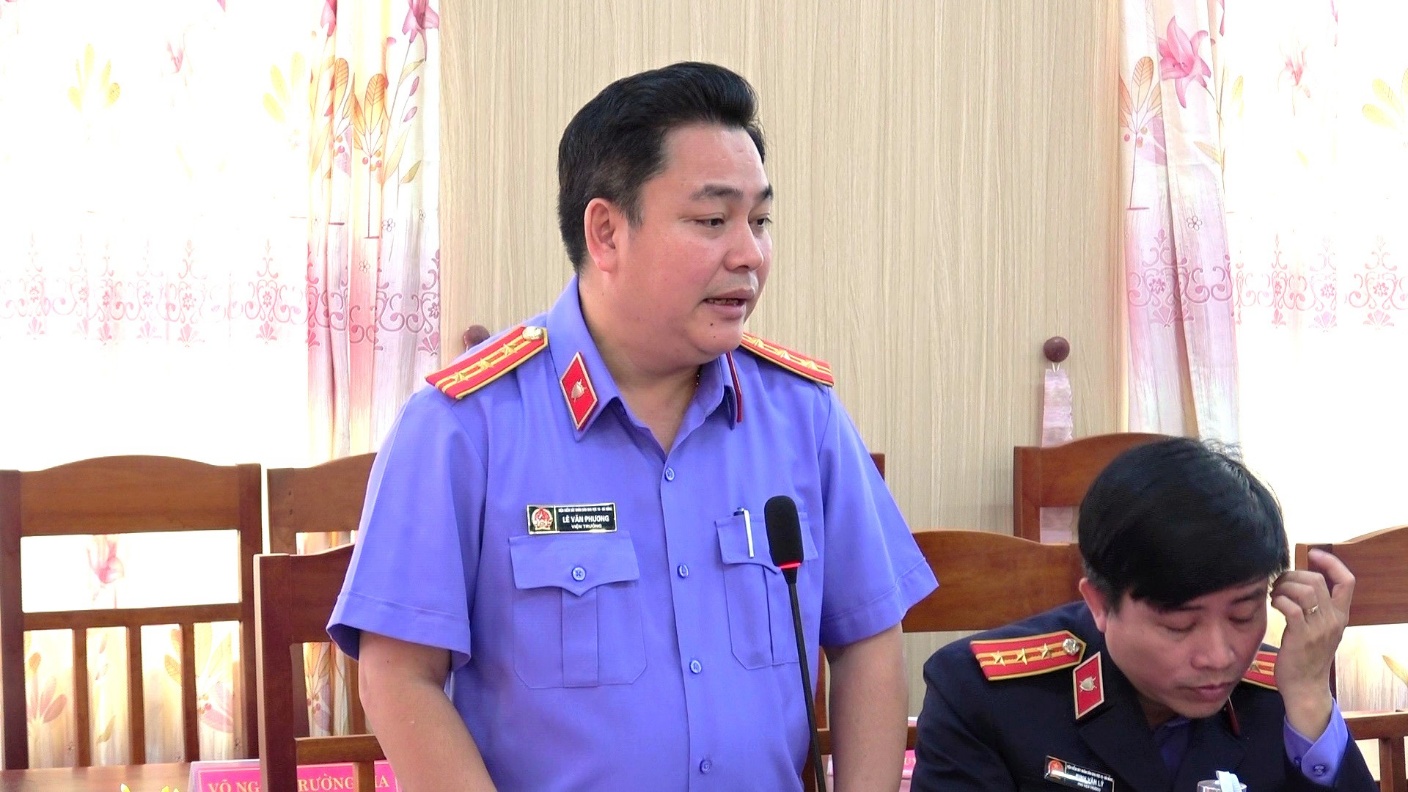 ''Ảnh có chứa trang phục, người, Mặt người, trong nhà

Nội dung do AI tạo ra có thể không chính xác.''