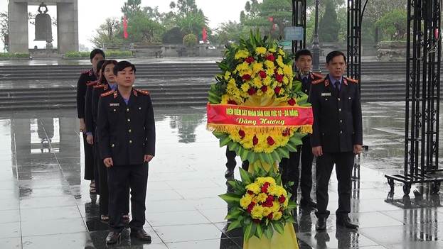 ''Ảnh có chứa trang phục, hoa, người, đám tang
Nội dung do AI tạo ra có thể không chính xác.''