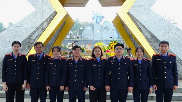 ''Ảnh có chứa trang phục, người, đàn ông, Đội ngũ
Nội dung do AI tạo ra có thể không chính xác.''