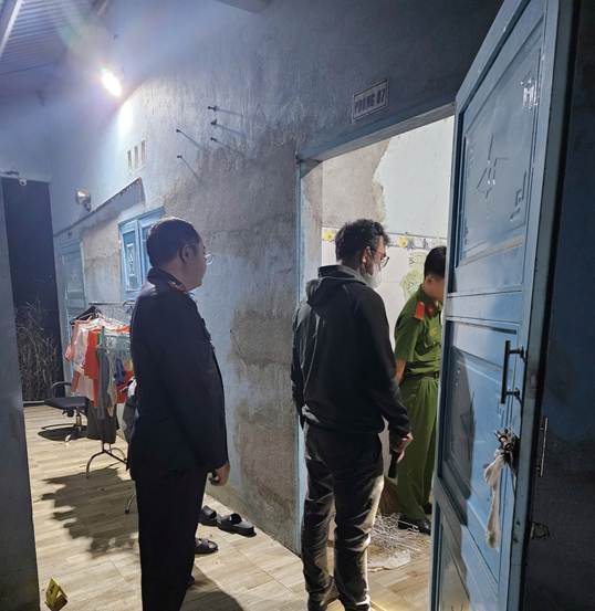 Ảnh có chứa trang phục, đàn ông, giày dép, người