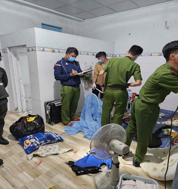 ''Ảnh có chứa trang phục, người, trong nhà, giày dép
Nội dung do AI tạo ra có thể không chính xác.''