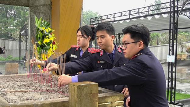 ''Ảnh có chứa trang phục, người, ngoài trời, thực vật
Nội dung do AI tạo ra có thể không chính xác.''