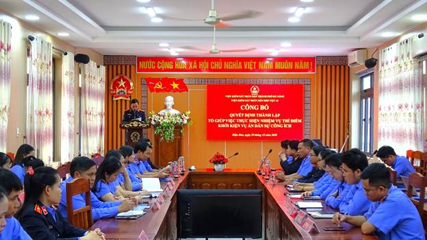 '''Ảnh có chứa văn bản, trang phục, người, trong nhà
Nội dung do AI tạo ra có thể không chính xác.'''