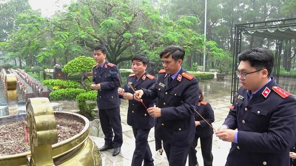 ''Ảnh có chứa trang phục, người, ngoài trời, đàn ông
Nội dung do AI tạo ra có thể không chính xác.''