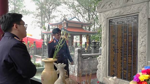 ''Ảnh có chứa trang phục, người, ngoài trời, chậu hoa
Nội dung do AI tạo ra có thể không chính xác.''