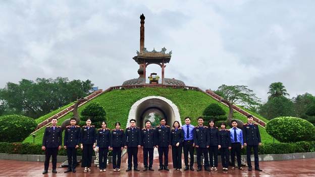 ''Ảnh có chứa bầu trời, ngoài trời, người, cây cối
Nội dung do AI tạo ra có thể không chính xác.''