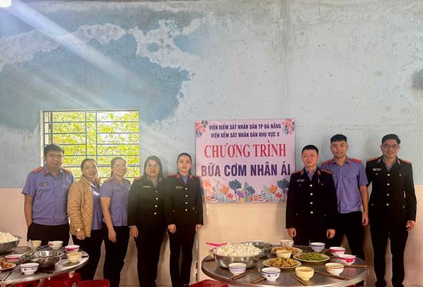 Chi đoàn VKSND khu vực 8 tổ chức “bữa cơm yêu thương” tại khu nội trú trường THPT Bắc Trà My