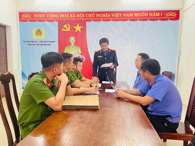 ''Ảnh có chứa trang phục, người, đàn ông, văn bản

Nội dung do AI tạo ra có thể không chính xác.''