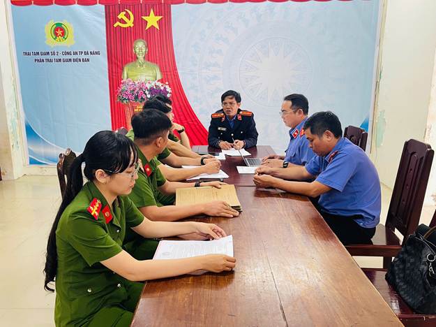 ''Ảnh có chứa trang phục, người, văn bản, trong nhà

Nội dung do AI tạo ra có thể không chính xác.''