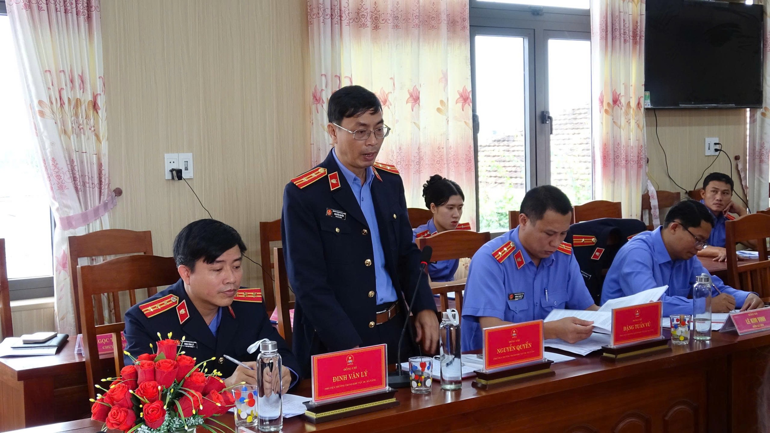 '''Ảnh có chứa trang phục, người, trong nhà, phụ nữ
Nội dung do AI tạo ra có thể không chính xác.'''