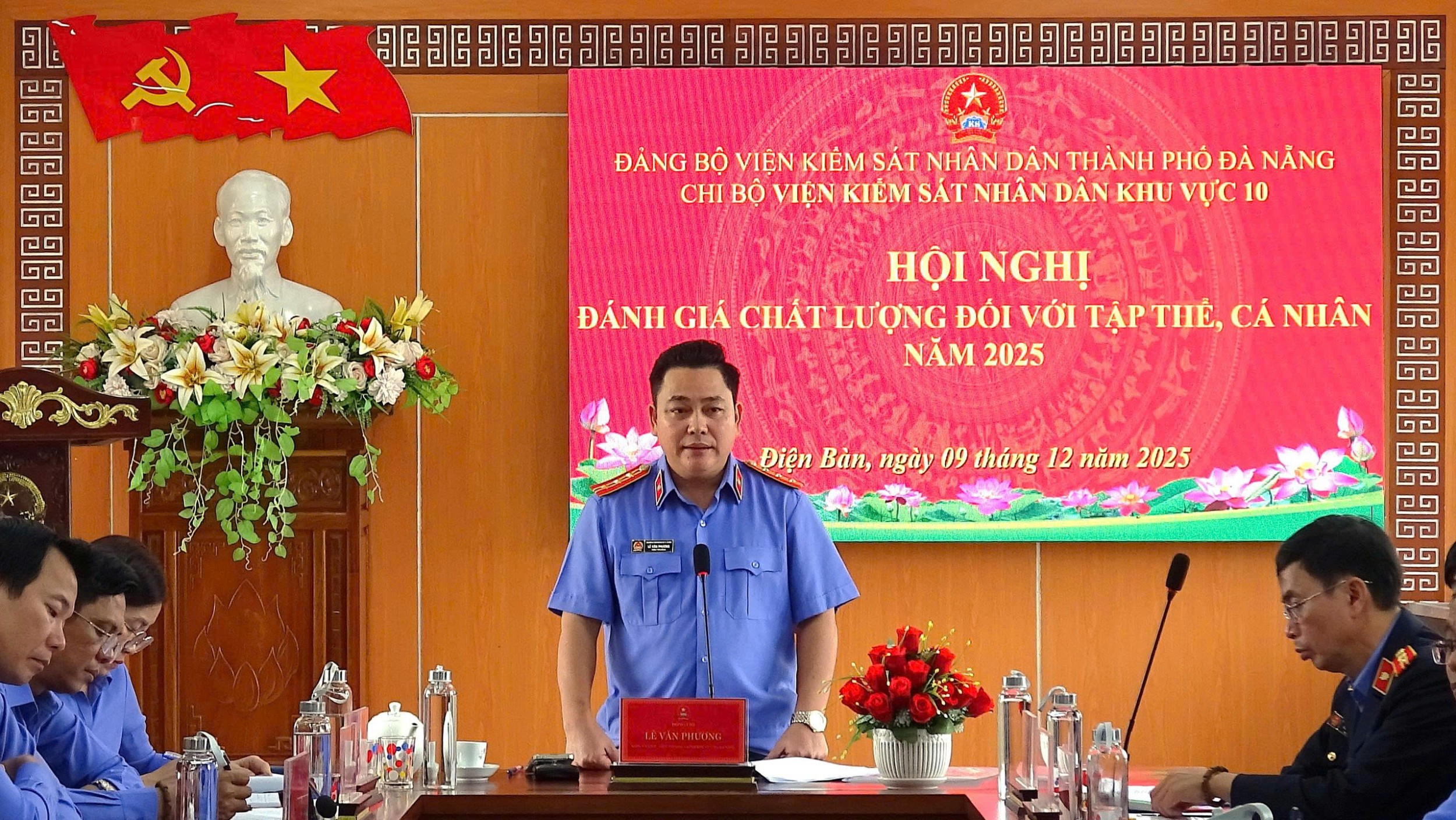 '''Ảnh có chứa trang phục, người, hoa, văn bản
Nội dung do AI tạo ra có thể không chính xác.'''