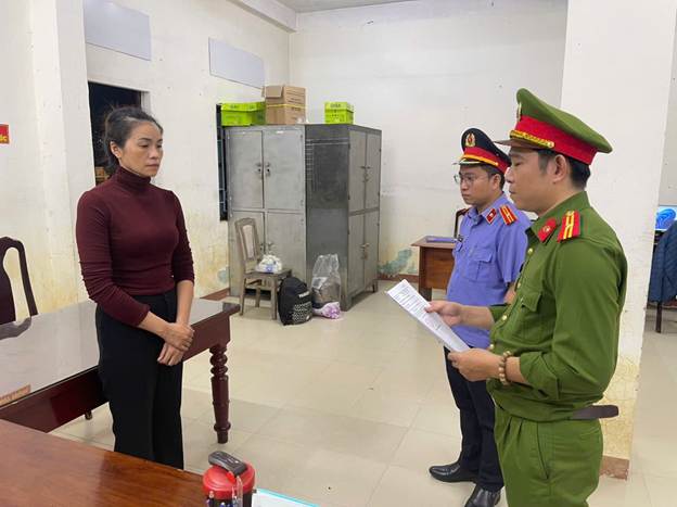 ''Ảnh có chứa trang phục, người, trong nhà, tường

Nội dung do AI tạo ra có thể không chính xác.''