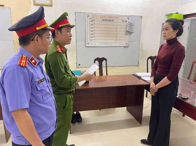 ''Ảnh có chứa trang phục, người, đồ đạc, trong nhà

Nội dung do AI tạo ra có thể không chính xác.''