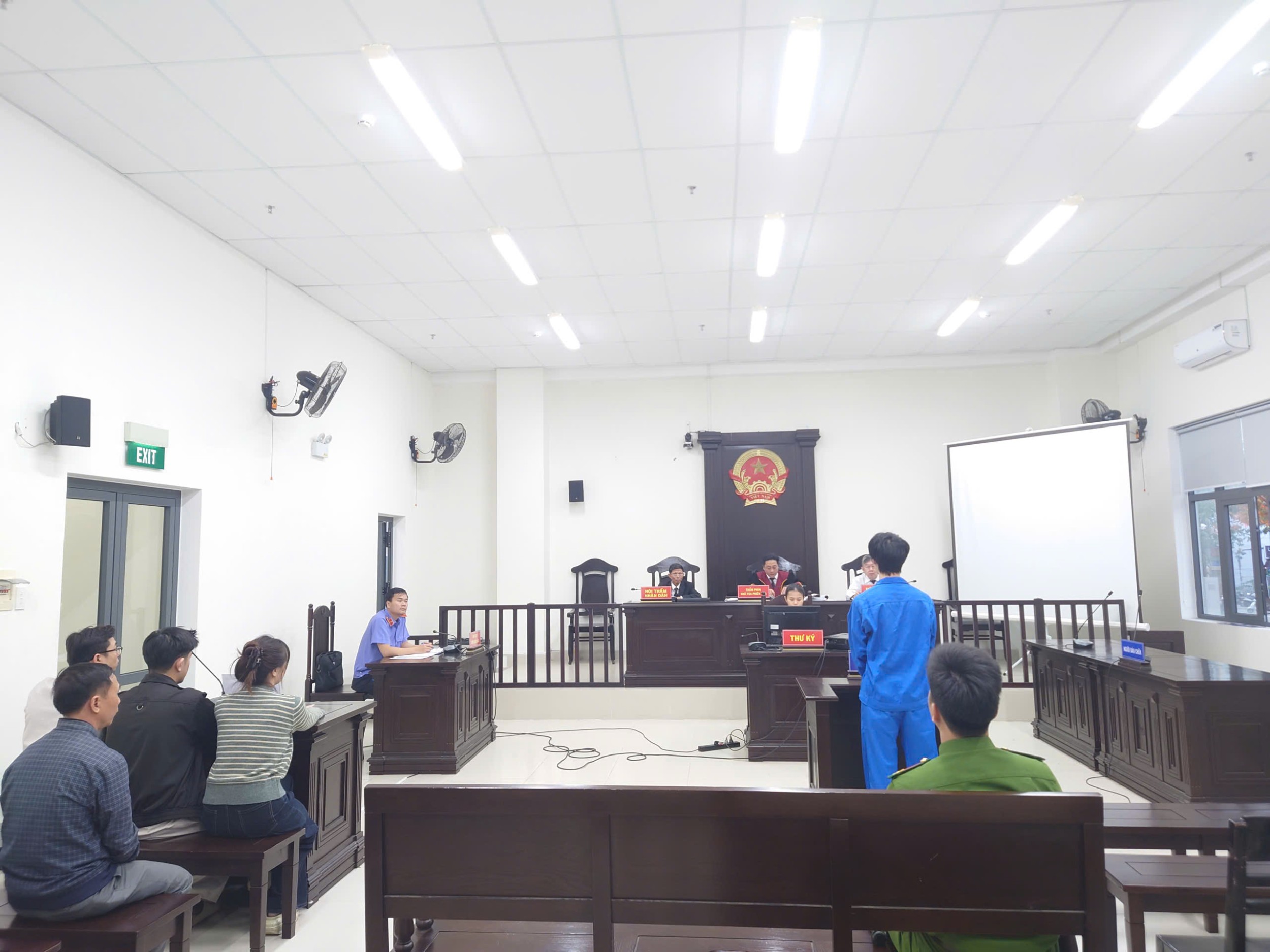 Cướp giật Iphone của chính mình vì thua bạc