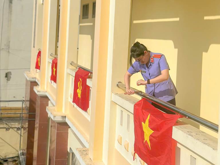 ''''Ảnh có chứa trang phục, người, tường, tòa nhà

Nội dung do AI tạo ra có thể không chính xác.''''