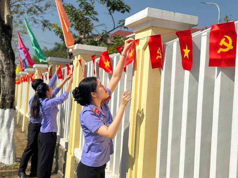 ''''Ảnh có chứa ngoài trời, trang phục, người, bầu trời

Nội dung do AI tạo ra có thể không chính xác.''''