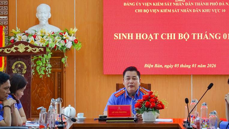 ''Ảnh có chứa hoa, phụ nữ, trong nhà, trang phục

Nội dung do AI tạo ra có thể không chính xác.''