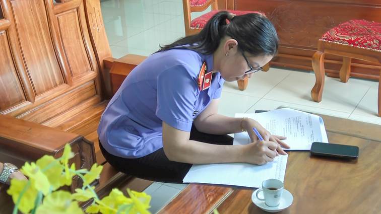 '''Ảnh có chứa người, trang phục, đồ đạc, trong nhà

Nội dung do AI tạo ra có thể không chính xác.'''