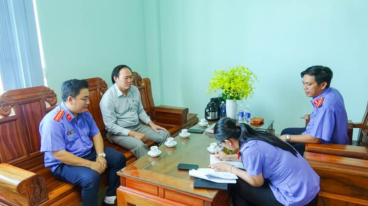 '''Ảnh có chứa trang phục, người, tường, trong nhà

Nội dung do AI tạo ra có thể không chính xác.'''