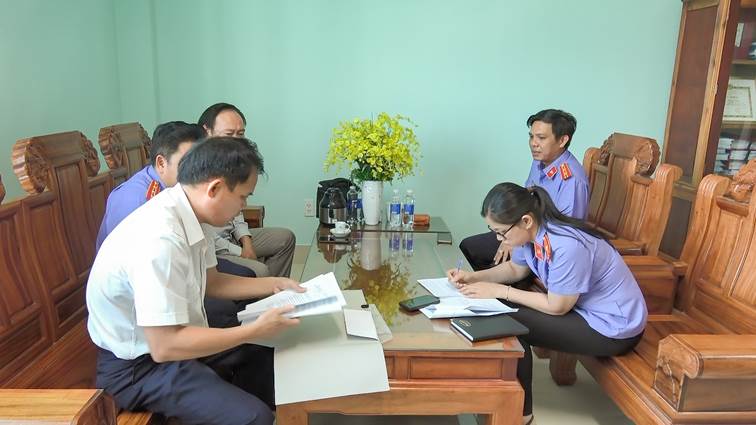 '''Ảnh có chứa trang phục, người, đồ đạc, tường

Nội dung do AI tạo ra có thể không chính xác.'''