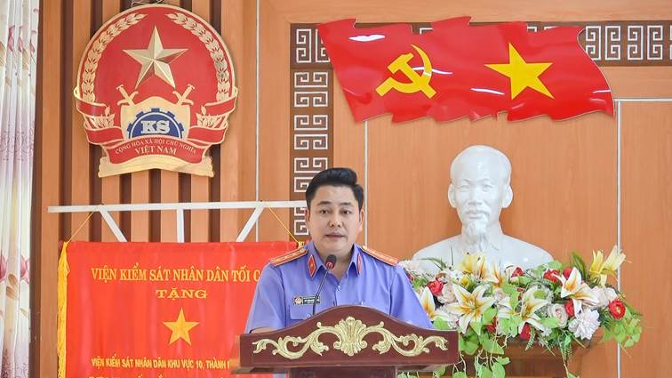 ''Description: Ảnh có chứa trang phục, hoa, người, Mặt người

Nội dung do AI tạo ra có thể không chính xác.''