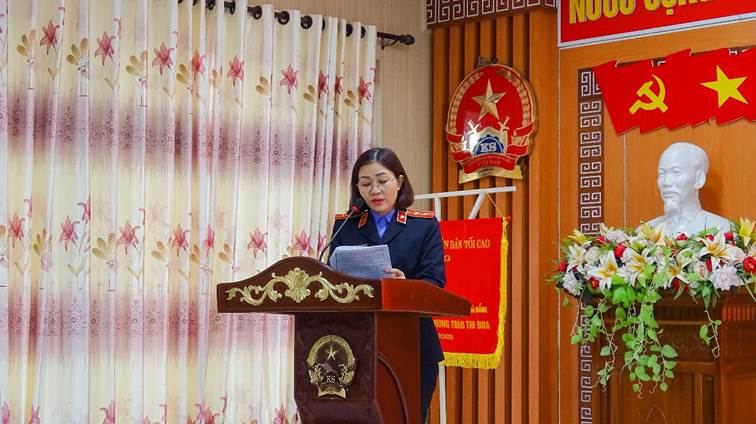 '''''Ảnh có chứa hoa, trang phục, trong nhà, rèm

Nội dung do AI tạo ra có thể không chính xác.'''''