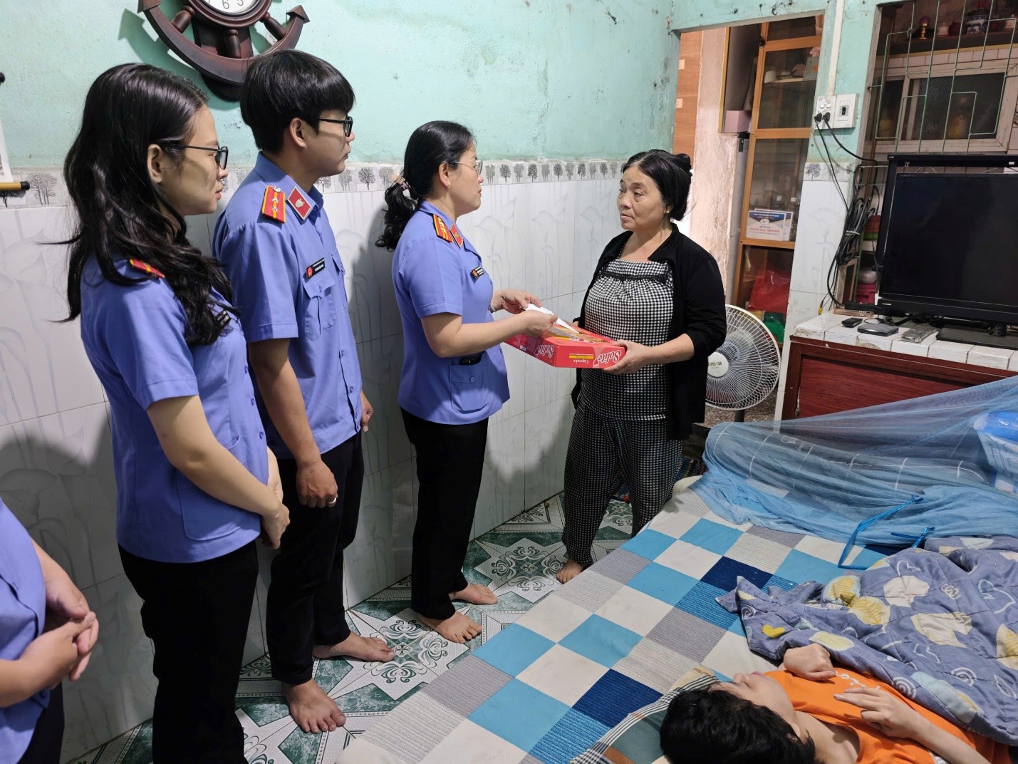 Ấm áp nghĩa tình Xuân Bính Ngọ: VKSND khu vực 2 trao quà cho gia đình nạn nhân chất độc màu da cam và hai em học sinh có hoàn cảnh khó khăn