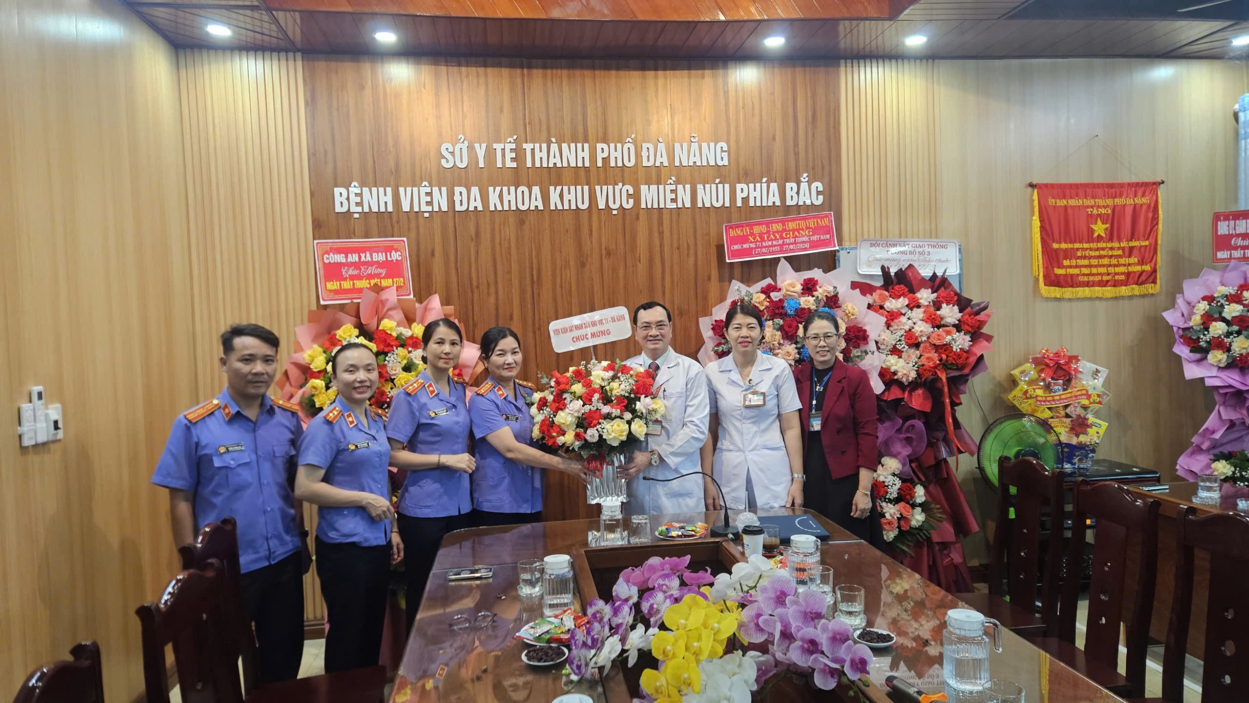Viện kiểm sát nhân dân khu vực 11 thăm, chúc mừng Bệnh viện đa khoa khu vực miền núi Bắc, thành phố Đà Nẫng nhân Ngày Thầy thuốc Việt Nam