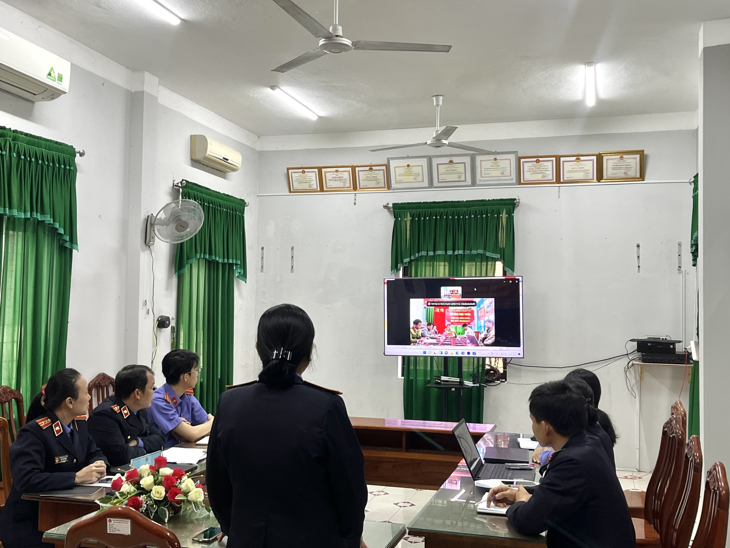 VKSND khu vực 11 tổ chức tuyên truyền Nghị quyết 205 thông qua hình thức trực tuyến với UBND xã La Êê