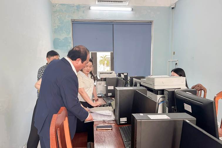 ''''Ảnh có chứa tường, trang phục, trong nhà, đàn ông

Nội dung do AI tạo ra có thể không chính xác.''''