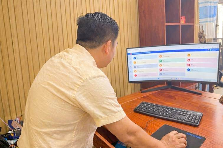 ''''Ảnh có chứa văn bản, người, trong nhà, màn hình máy tính

Nội dung do AI tạo ra có thể không chính xác.''''