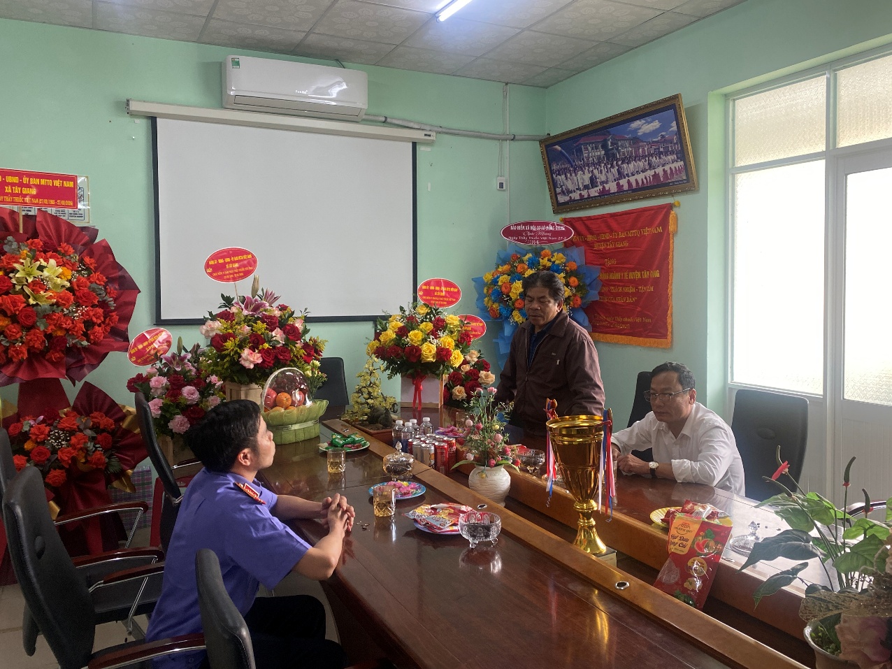 ''''''''''''''''''A group of people sitting around a table

AI-generated content may be incorrect.''''''''''''''''''