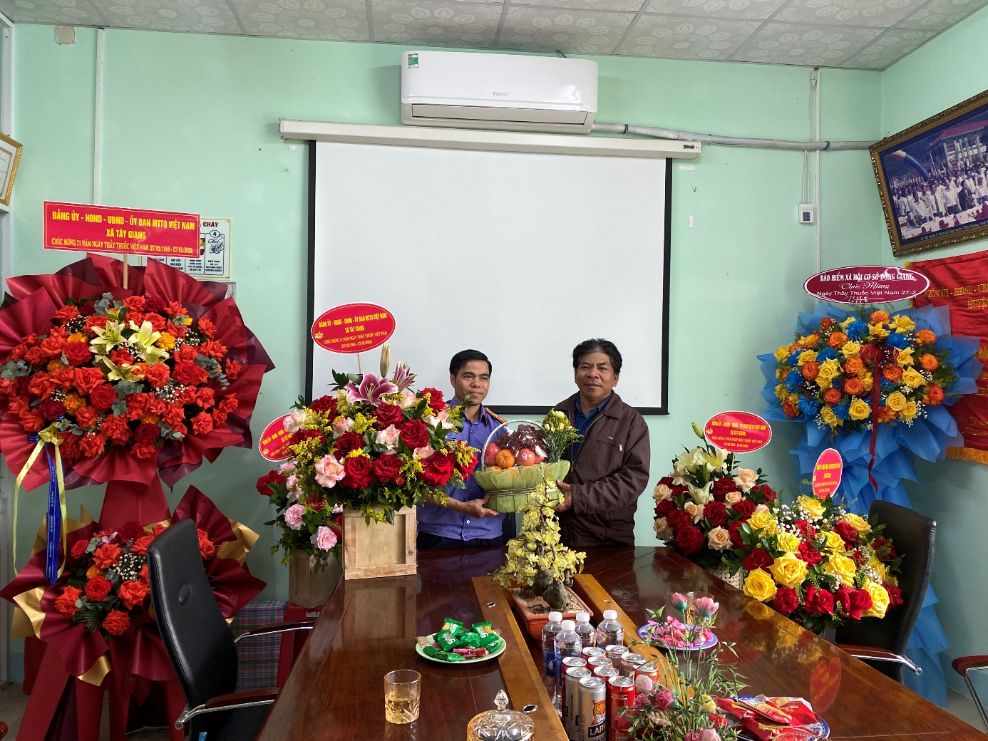 ĐẠI DIỆN LÃNH ĐẠO VKSND KHU VỰC 12 THÀNH PHỐ ĐÀ NẴNG THĂM, CHÚC MỪNG NGÀY THẦY THUỐC VIỆT NAM 27/2